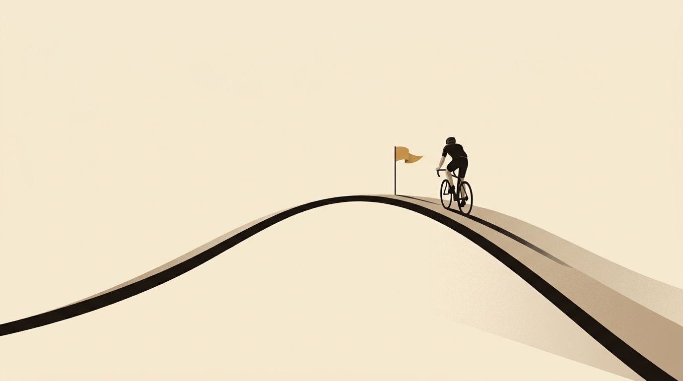 Colline en arche vue de profil au crépuscule, cycliste de dos au sommet près d'un petit drapeau caramel